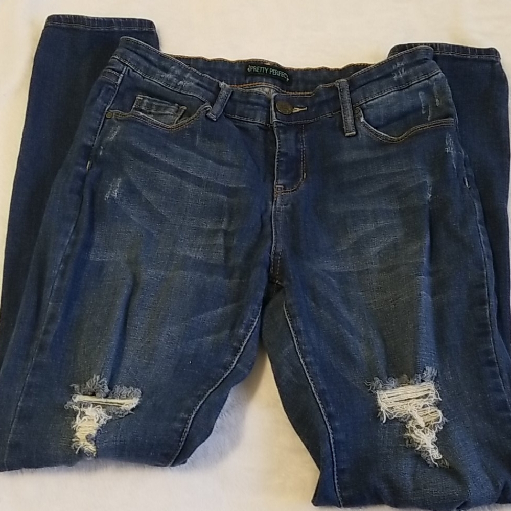 Pretty Perfect distressed skinny jeans size 7/28, EUC